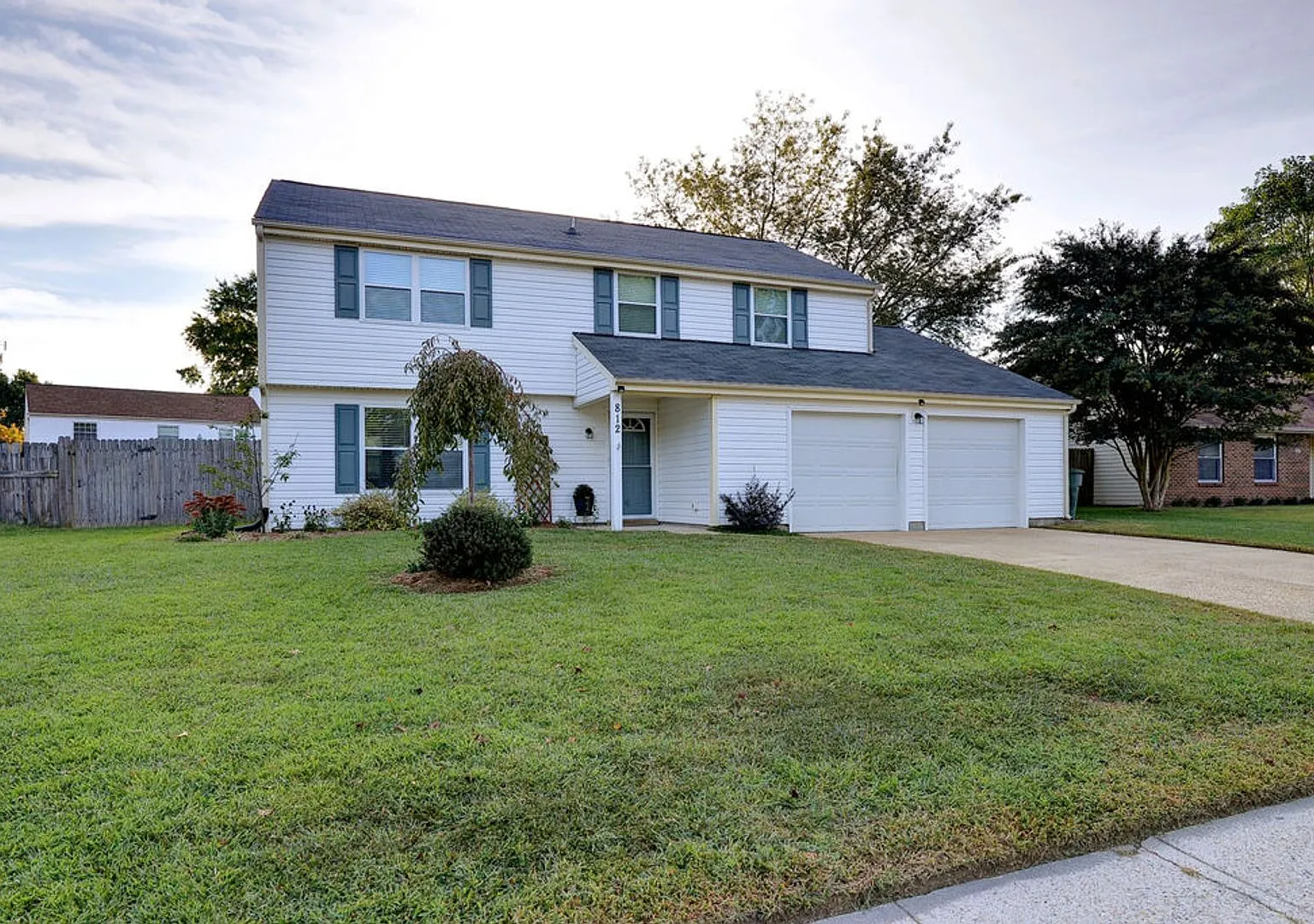 Updated Two Story Home With Large Fenced Backyard. — Photo 3