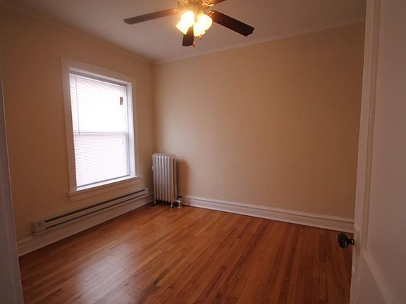 4th image of 947 W Cornelia Ave APT 1B
