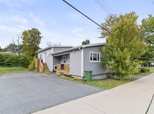 17 Chadwick St, Dartmouth, NS B2Y 2M2