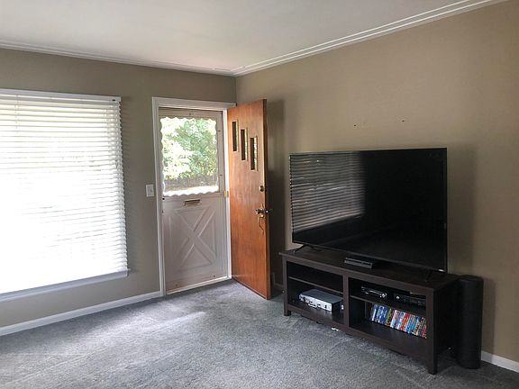3rd image of 1717 Hillmount St NW