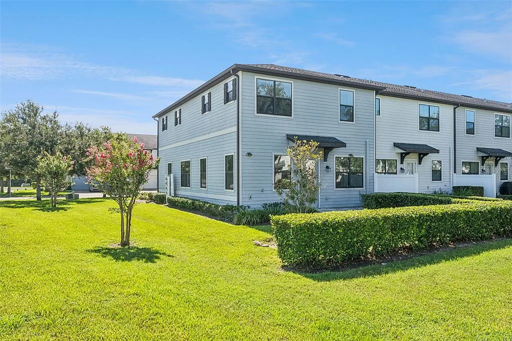4 bed, 3.5 bath, 2056 sqft, $2,600 — Photo 3