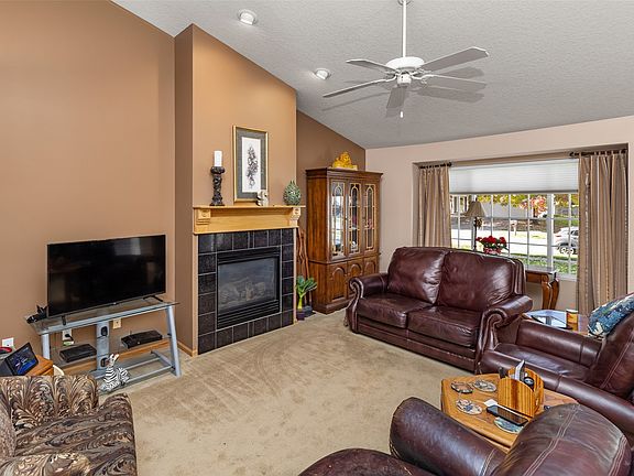3rd image of 995 SE Rosewood Dr