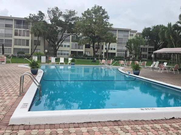 2999 NW 48th Ave APT 240, Lauderdale Lakes, FL 33313
