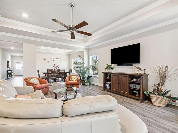 4th image of 615 Golf Club Dr