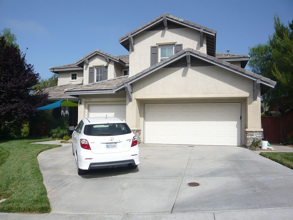 Front of House 3/car garage