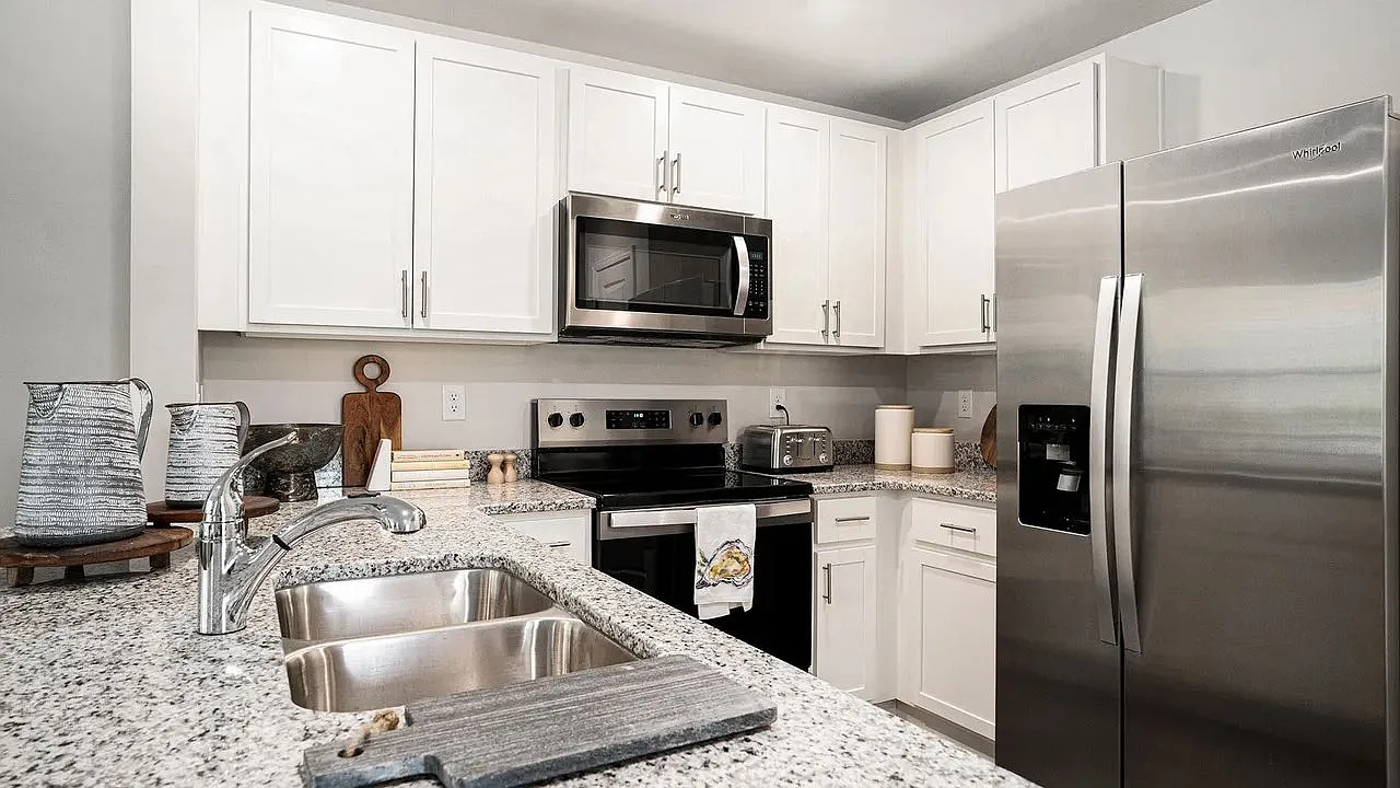 3 bed, 2.5 bath, 1418 sqft, $800 — Photo 1