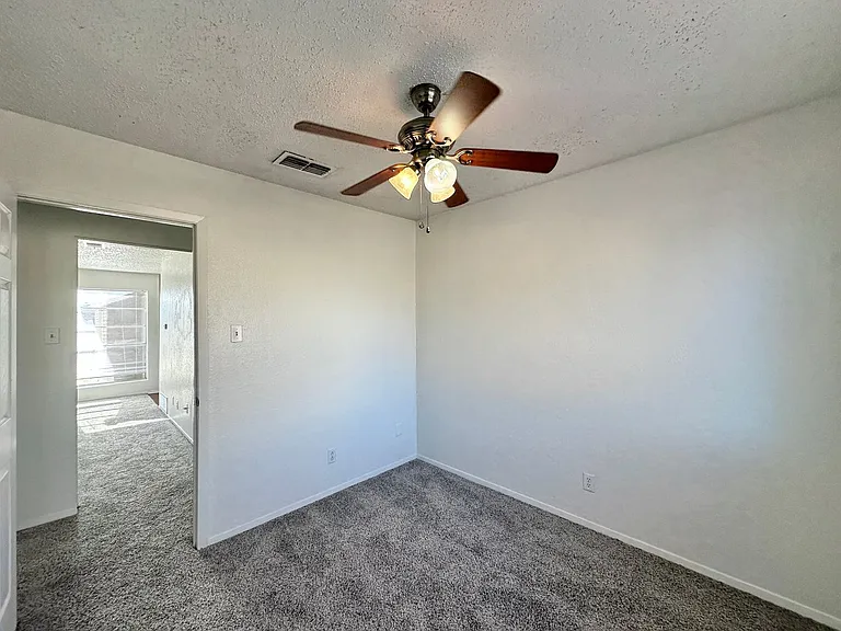 2105 Creekwood Dr — Photo 24