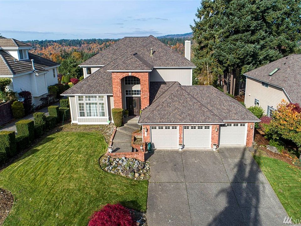 Welcome  home to this stunning 4 bedroom, 3 bath home in View Pointe. Enter to vaulted ceilings and an abundance of natural light. The chef's dream kitchen features a commercial grade stove with a built-in BBQ grill, double ovens, granite countertops, mahogany cabinets, and a walk-in pantry. This kitchen is made to entertain with a massive island, seating for 6 and a built-in wine cooler. From the kitchen and deck you will be delighted with both sunrise and sunset views. An open concept family room and kitchen adds to the entertaining experience allowing you to keep connected with guests.  The main level features a den with double doors, perfect for your home office or bonus room.