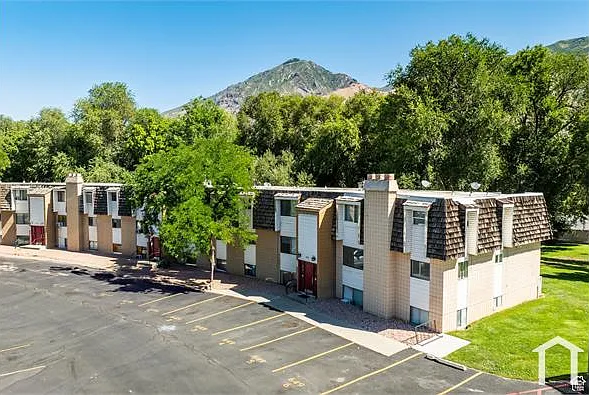 3 bed, 1051 sqft, $1,600 — Photo 2