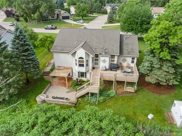2460 Fenton Creek Ln, Fenton, MI 48430