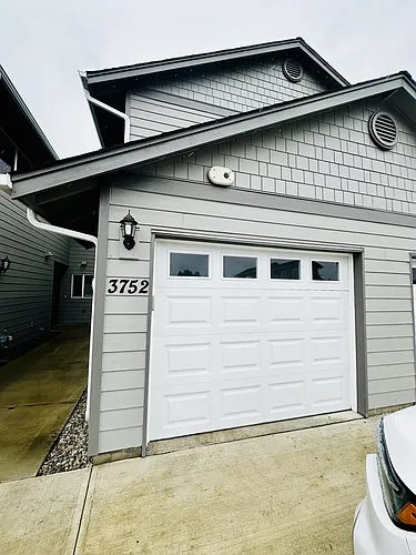 3752 Peter Ln NE Photo 1