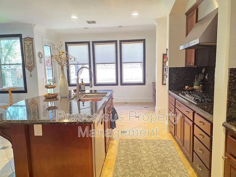 2819 Savannah Ct — Photo 15