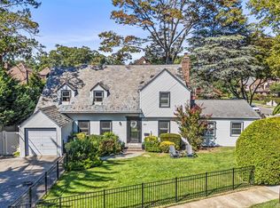 411 Demott Ave, Rockville Centre, NY 11570