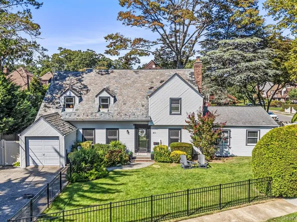 411 Demott Avenue, Rockville Centre, NY 11570