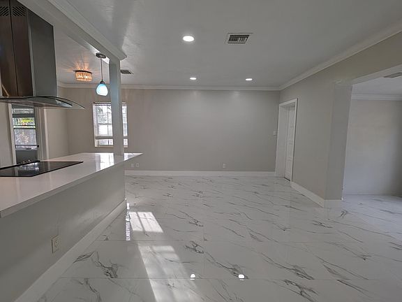 5th image of 510 SW 11th Ct