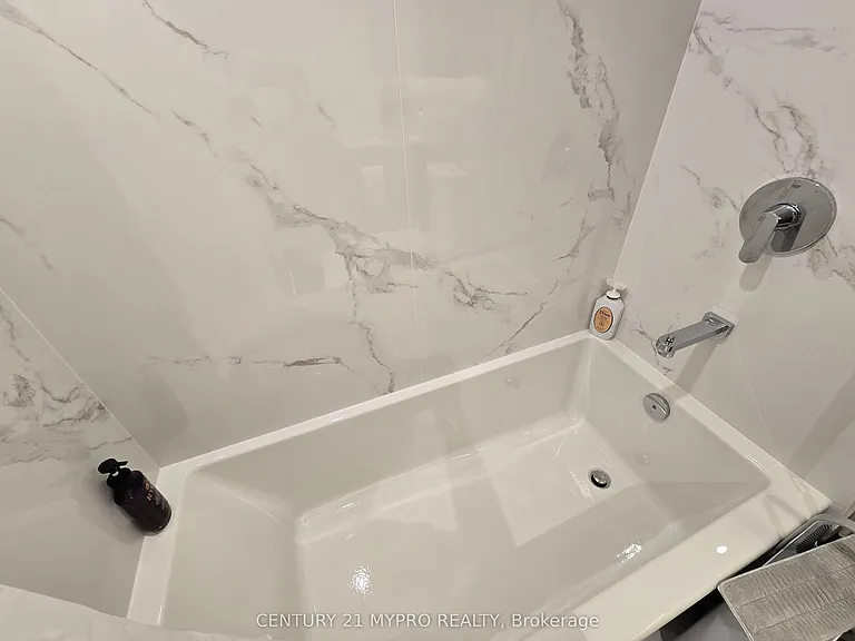 27 McMahon Dr #1806 — Photo 9