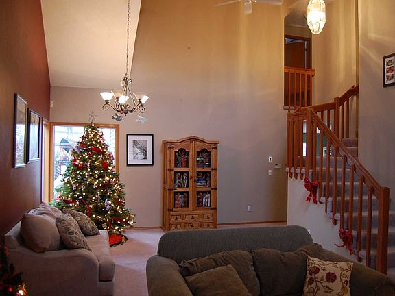 Vaulted dinning room leads to family room