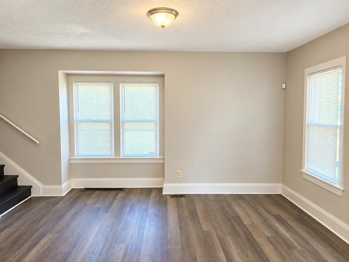 Available Now: Cozy 3-Bedroom Single-Family Home in a Prime Location — Photo 2