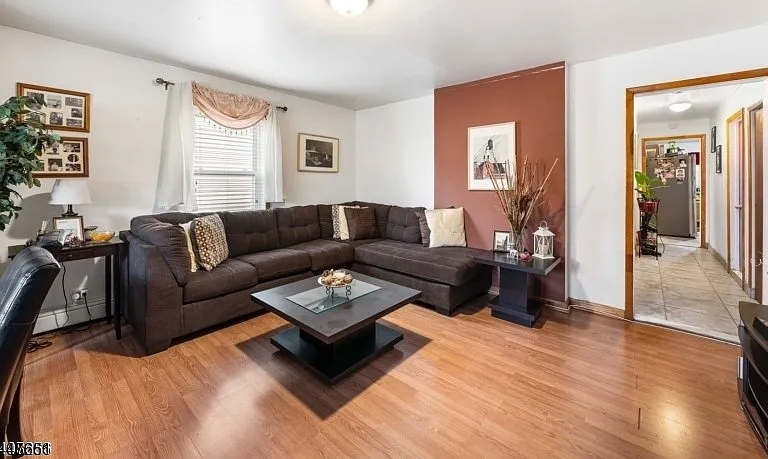 526 Jackson Ave — Photo 3