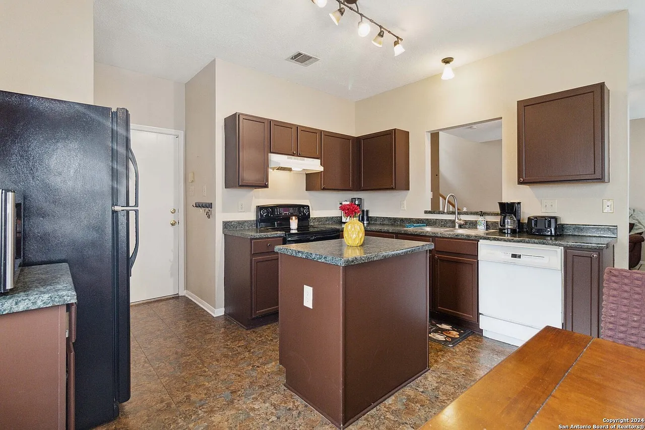 3 bed, 2.5 bath, 1383 sqft, $1,720 — Photo 4