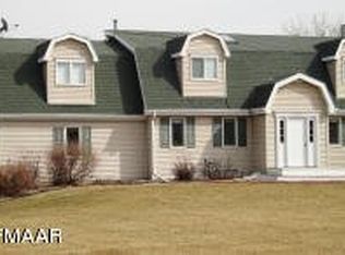 306 Apple Ln, Horace, ND 58047