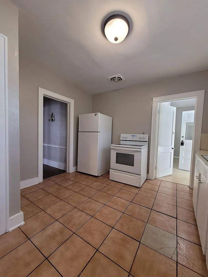 Spacious Blackstone Three Bedroom Available Now! — Photo 3
