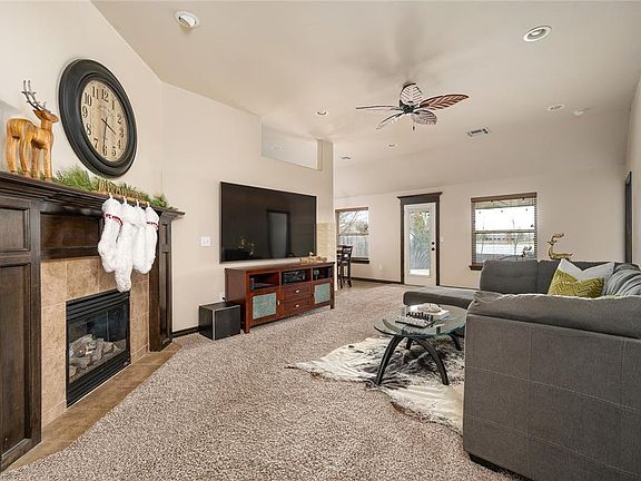 5th image of 812 Lakeview Dr