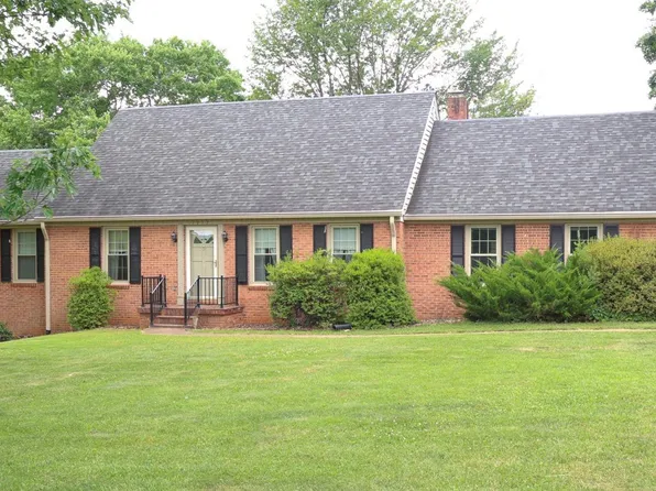 1717 Oakwood St, Bedford, VA 24523