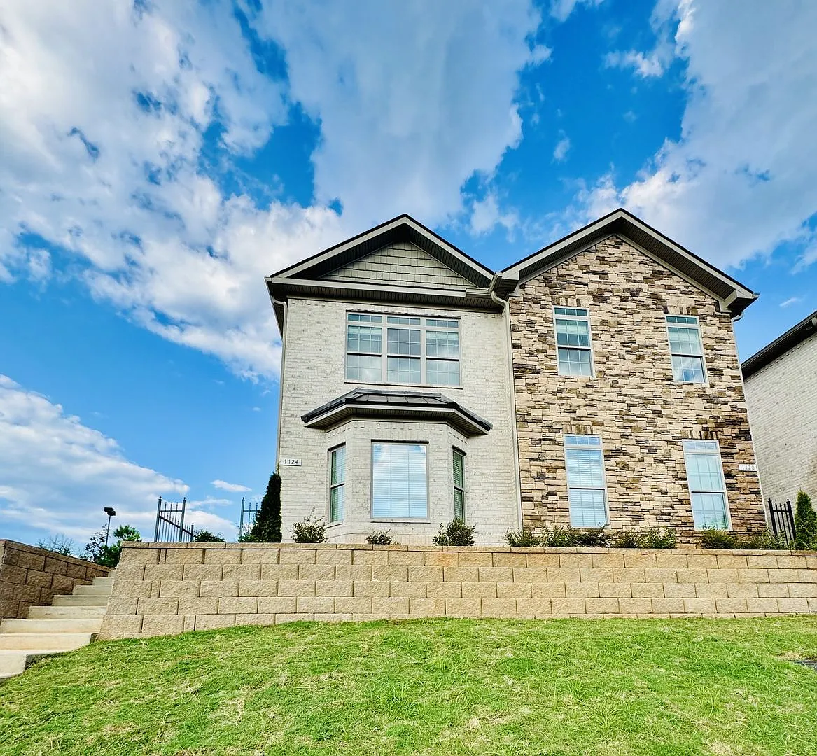 Modern 3 Bed / 3.5 Bath Townhome with Garage Prime Location Near Dining, Shopping & Entertainment! — Photo 1