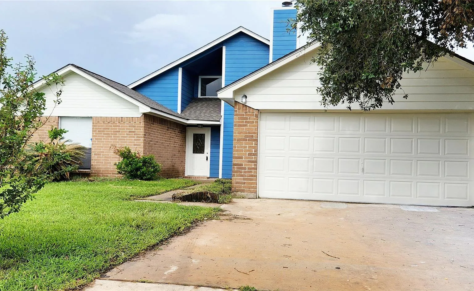 3 bed, 2.0 bath, 1376 sqft, $2,100 — Photo 2