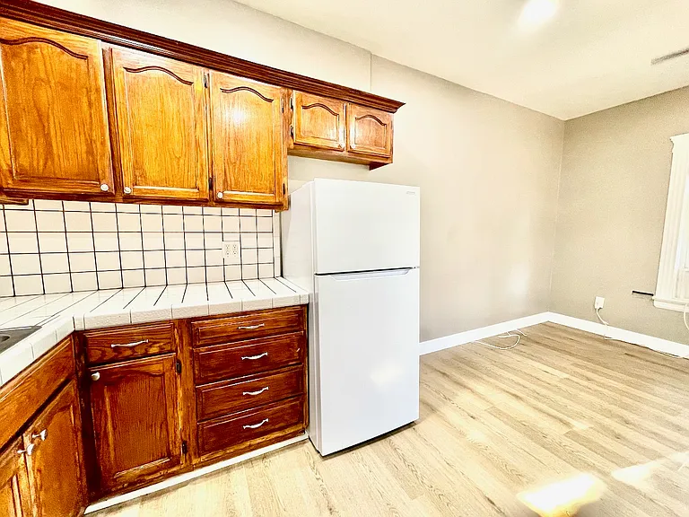 229 W 8th St #D — Photo 12