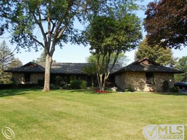 9630 Burning Tree Dr, Grand Blanc, MI 48439