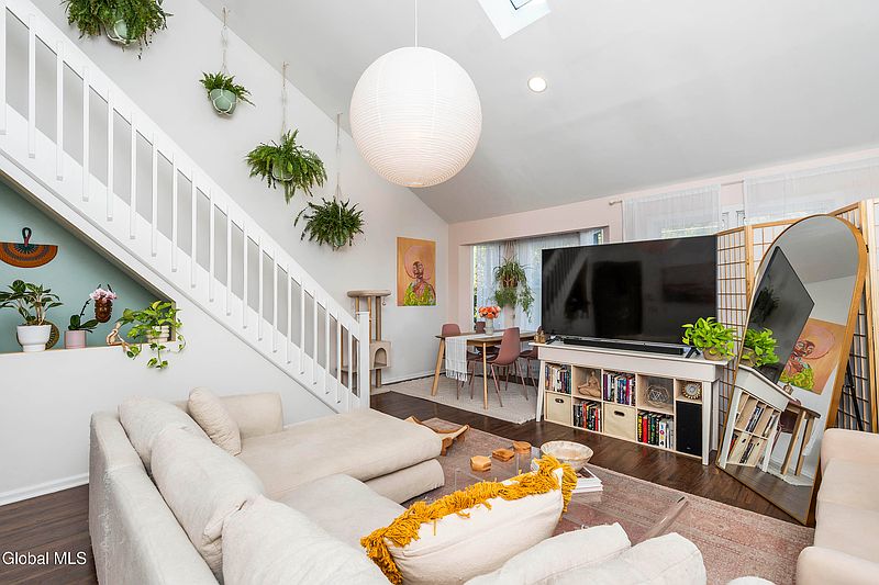 4th image of 202 Jefferson Street