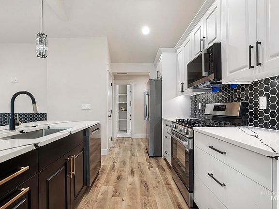 5th image of 304 Van Buren St