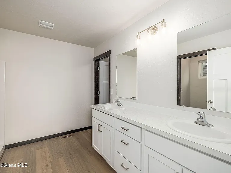 6407 W Bowmore Ln — Photo 9
