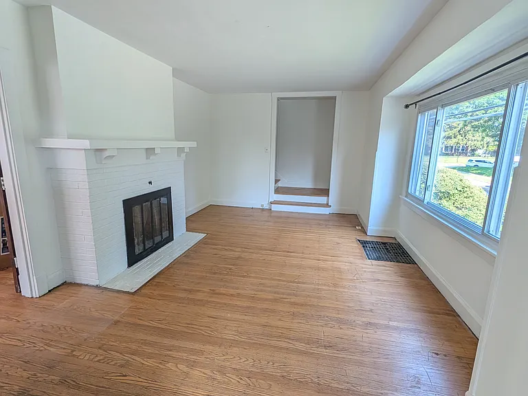615 E 52nd St — Photo 3