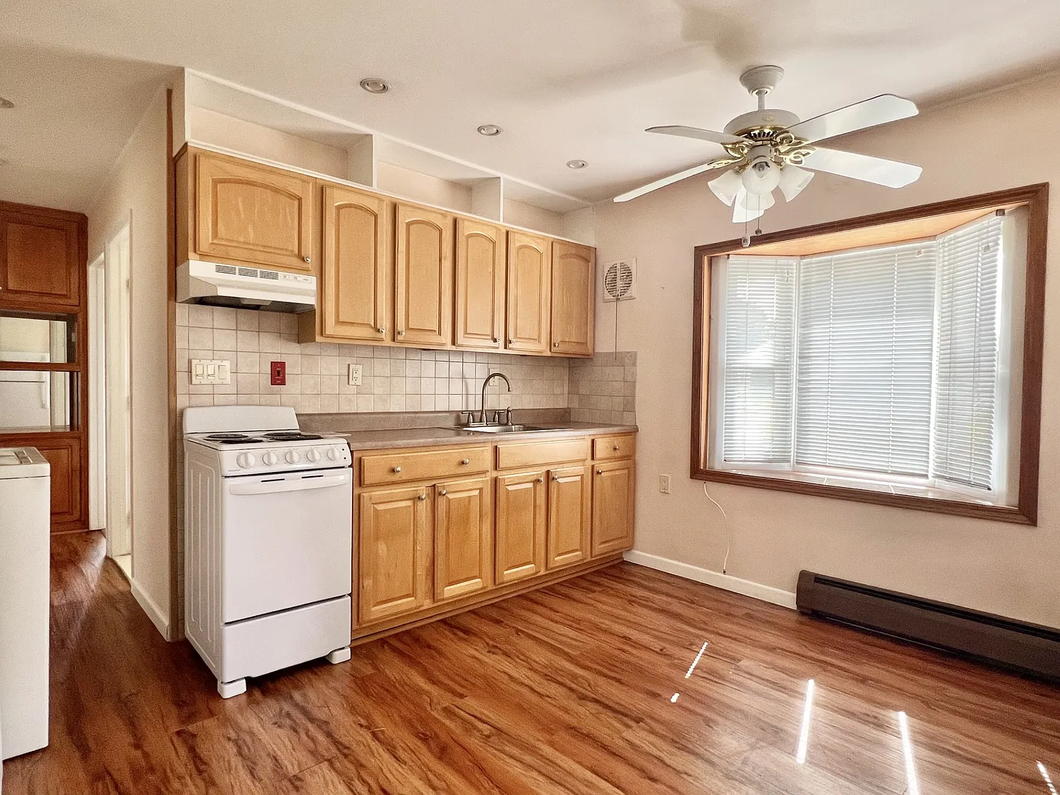 5 bed, 1600 sqft, $4,500 — Photo 3