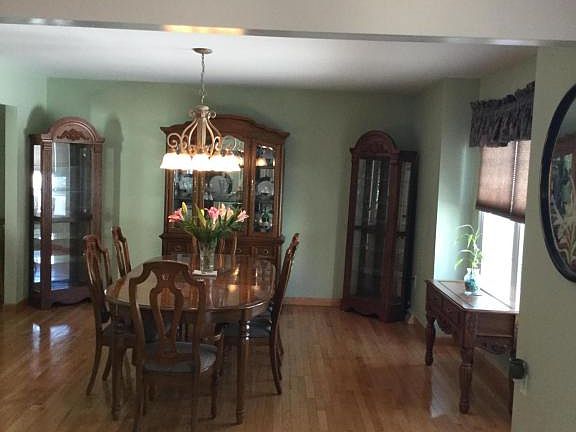 5th image of 144 Red Oak Ct