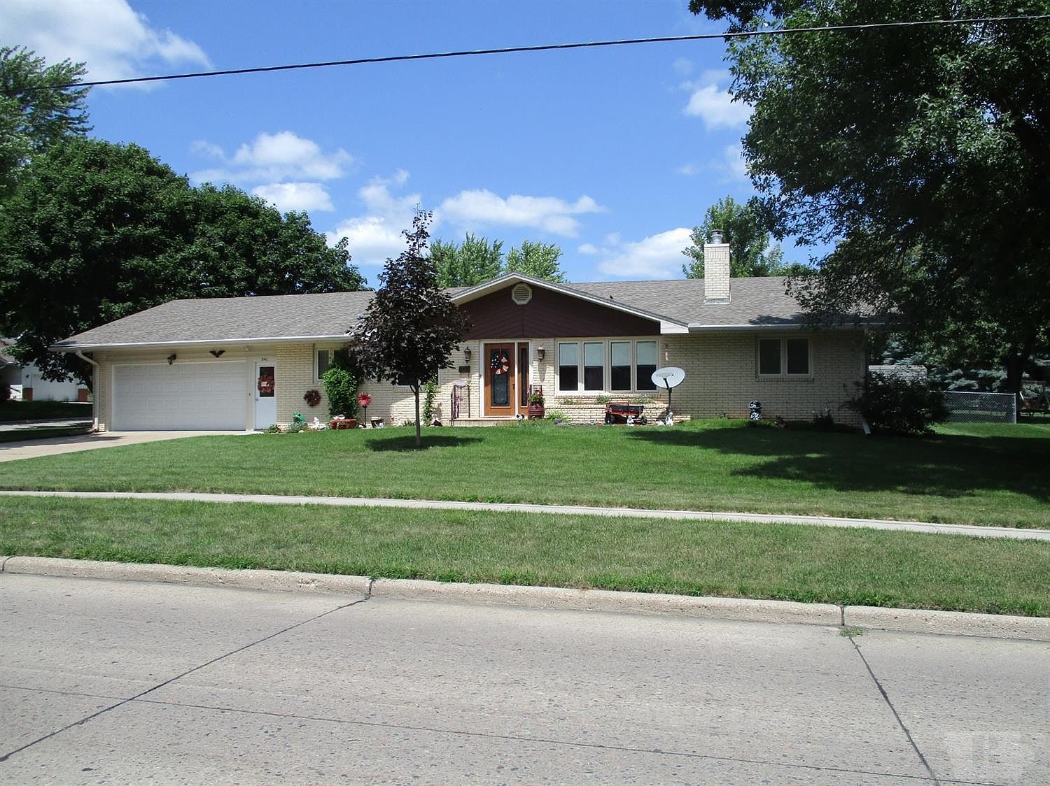 240 W 18th St, Carroll, IA 51401 Zillow
