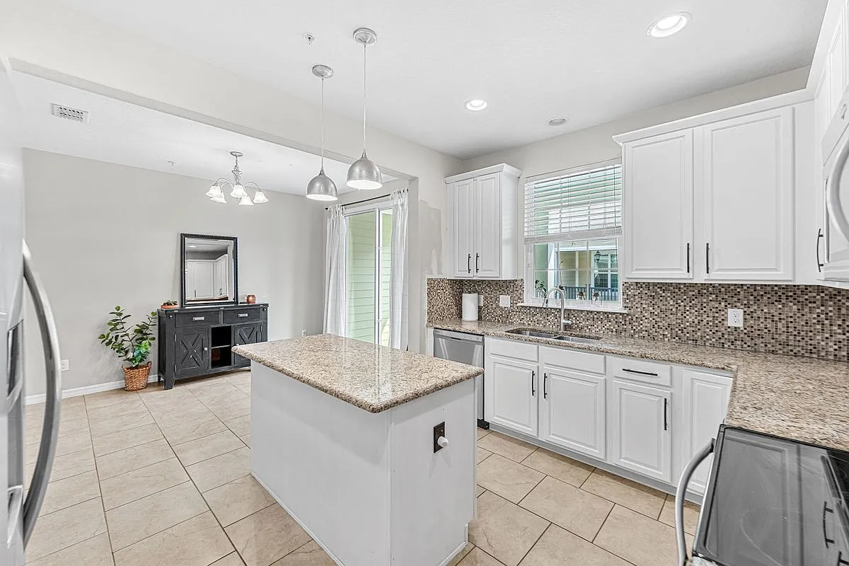 3 bed, 3.5 bath, 2068 sqft, $2,700 — Photo 3
