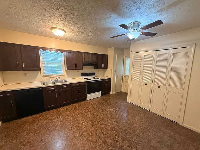 6201 Lynnchester Dr — Photo 4