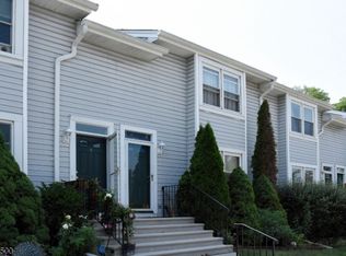 16 Village Dr #204, Hamburg, NJ 07419