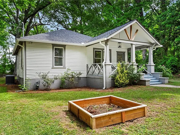 285 Henry St SE — Photo 3
