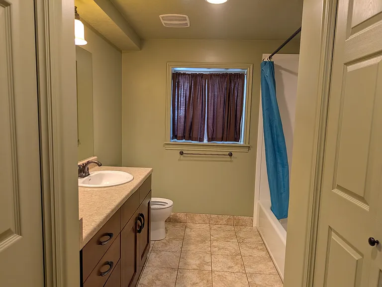 Full bathroom (basement)