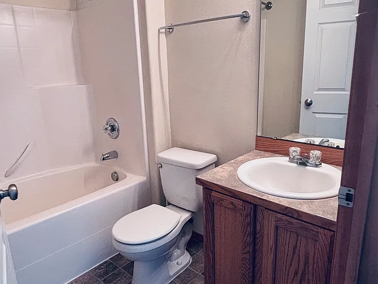 Bathroom for 2 bedrooms