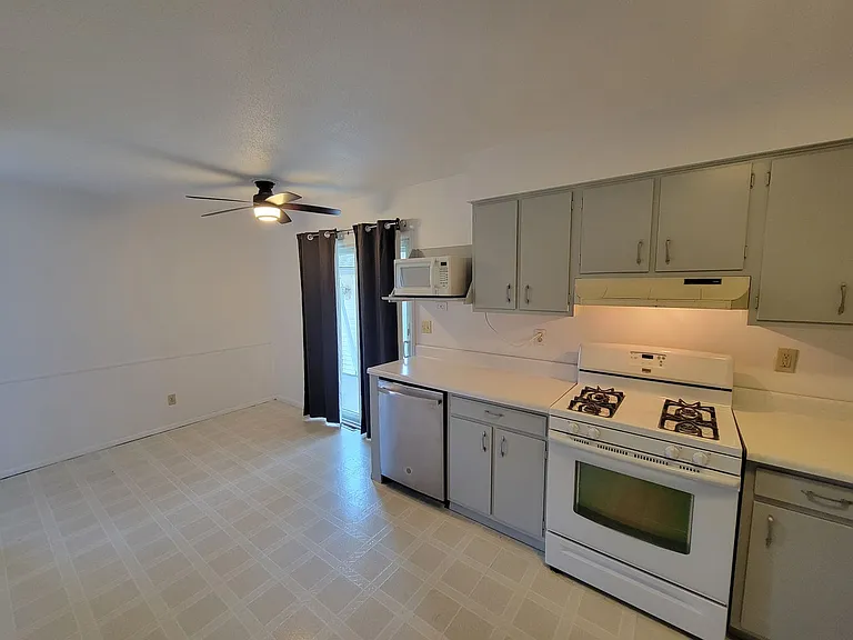 1223 Lilac Ln — Photo 1