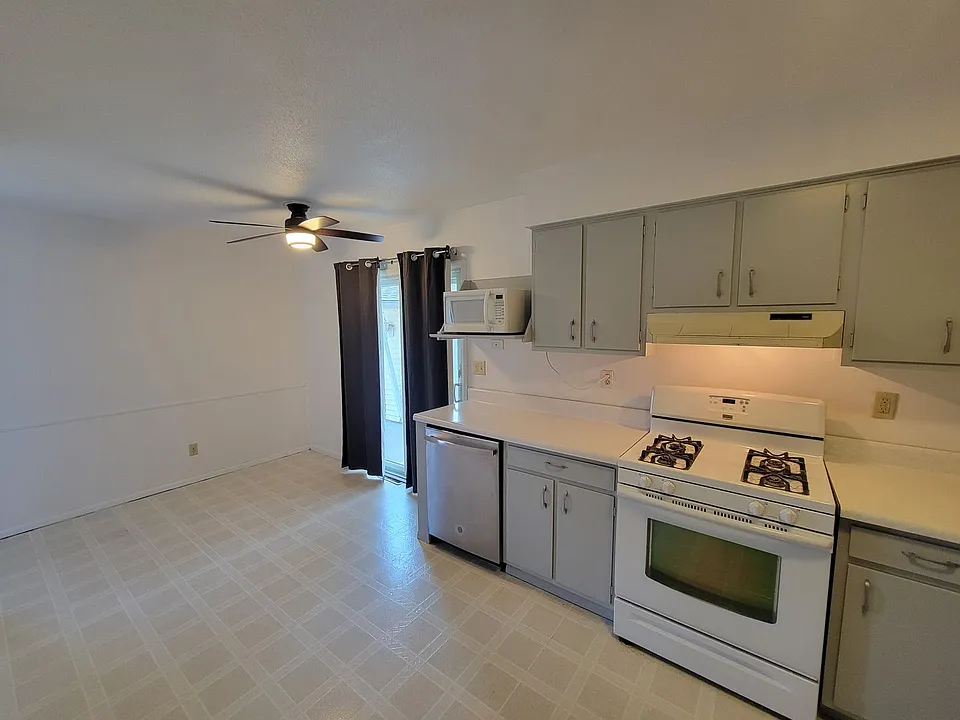 1223 Lilac Ln
