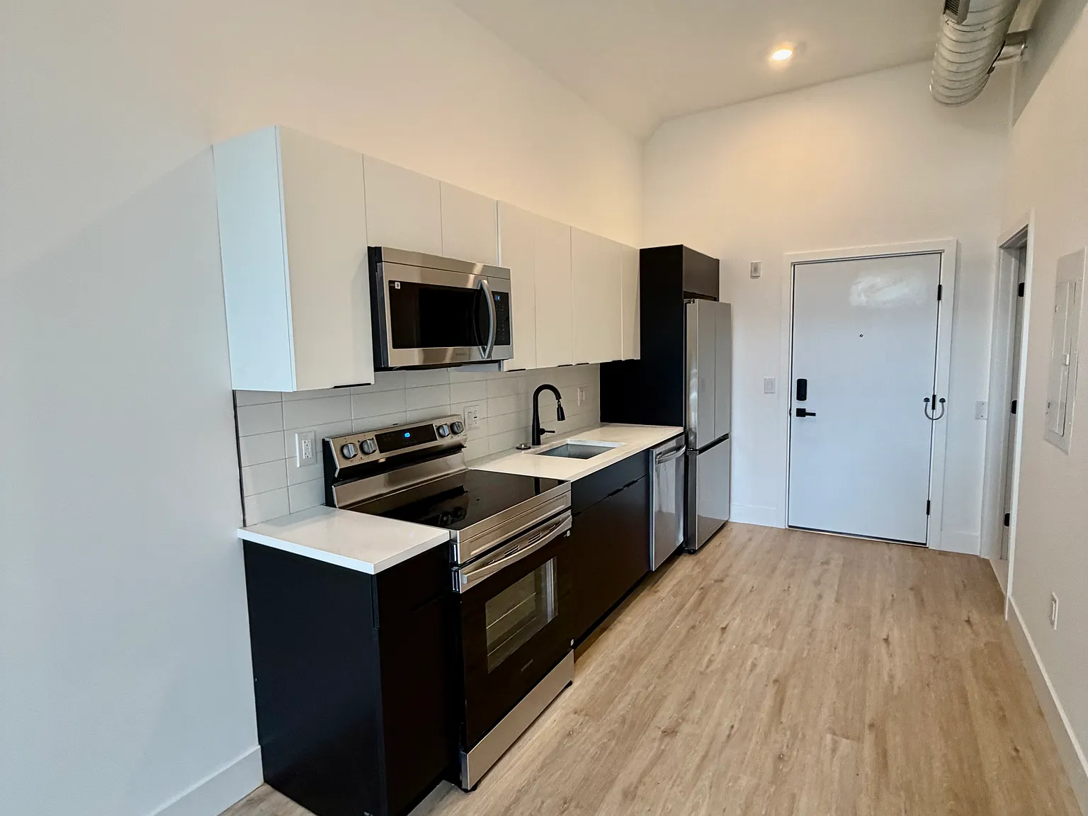 Studio, $900 — Photo 4