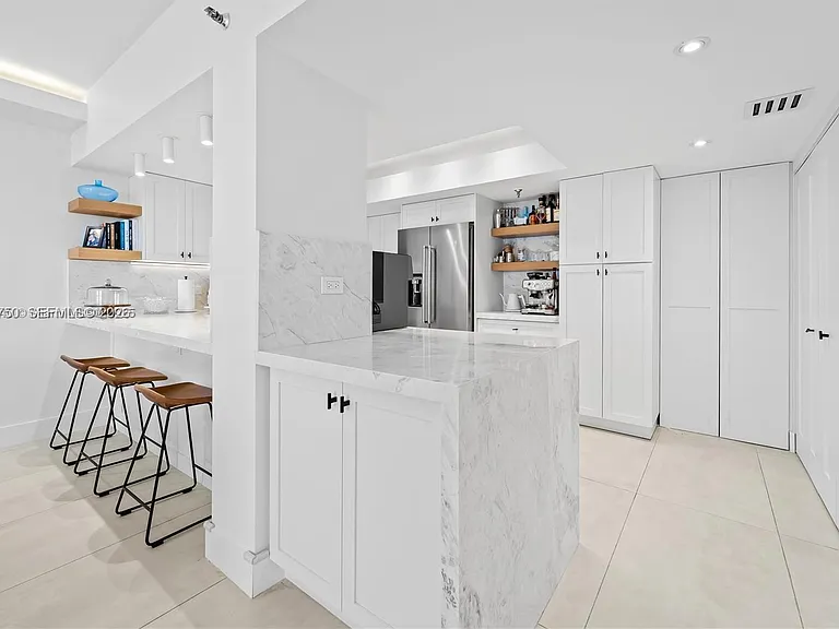 520 Brickell Key Dr — Photo 5