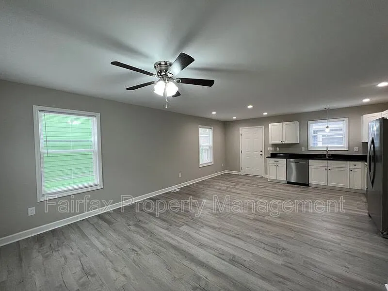 2 bed, 1.0 bath, 800 sqft, $1,295 — Photo 2